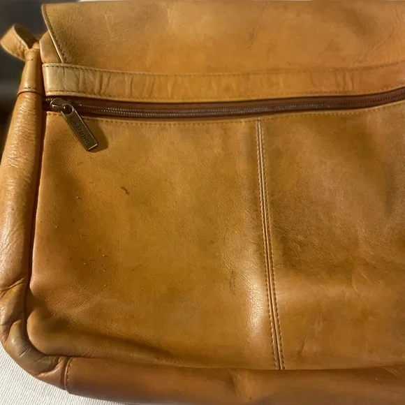 Classic Tan Leather Crossbody Messenger Bag - Picture 8 of 9